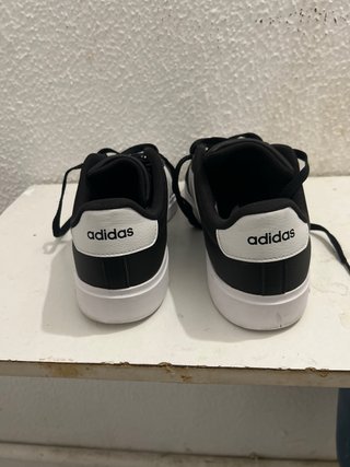 Zapatillas Adidas Negras y Blancas