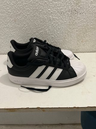 Zapatillas Adidas Negras y Blancas