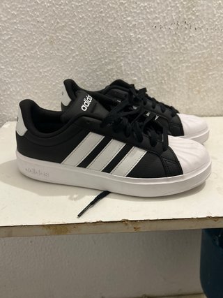 Zapatillas Adidas Negras y Blancas
