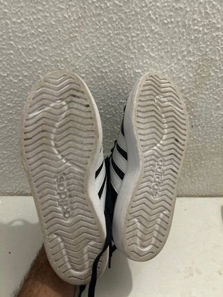 Zapatillas Adidas Negras y Blancas