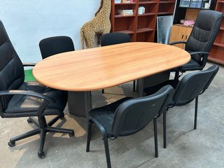 Mesa de reuniones y 11 sillas hasta el 15 AGOSTO
