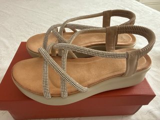 Sandalias doradas con pedrería. Plataforma 5cm