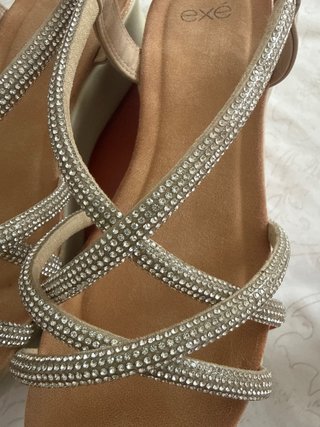 Sandalias doradas con pedrería. Plataforma 5cm