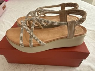 Sandalias doradas con pedrería. Plataforma 5cm