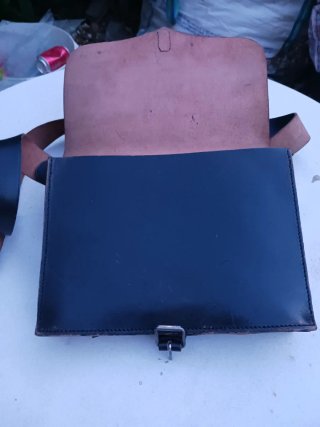 Bandolera de cuero negra