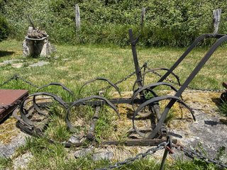 Arado antiguo de hierro