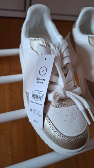 Zapatillas blancas y doradas