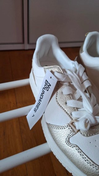 Zapatillas blancas y doradas