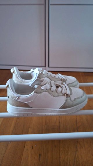 Zapatillas blancas y doradas