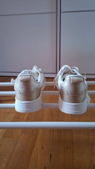 Zapatillas blancas y doradas