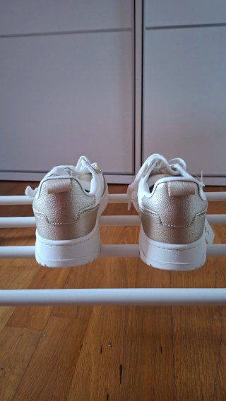 Zapatillas blancas y doradas