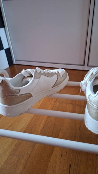 Zapatillas blancas y doradas