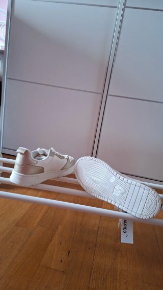 Zapatillas blancas y doradas