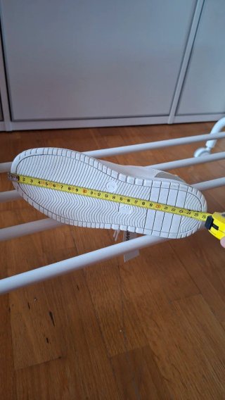 Zapatillas blancas y doradas