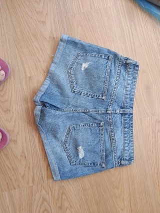 Pantalón corto vaquero desgastado