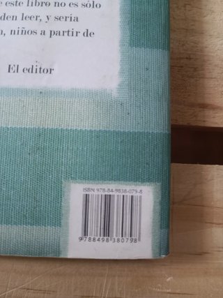 El niño con el pijama a rayas