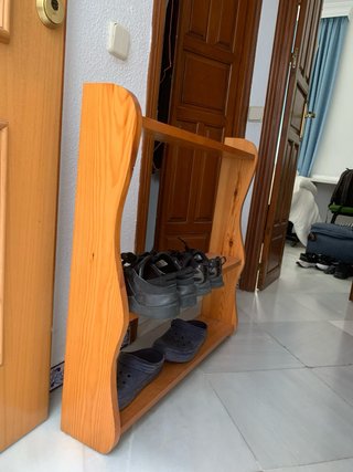 Zapatero de madera con 2 baldas