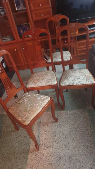 Juego de 4 sillas de madera