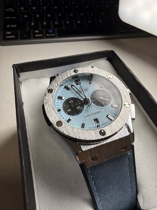 Reloj hermoso azul y plateado