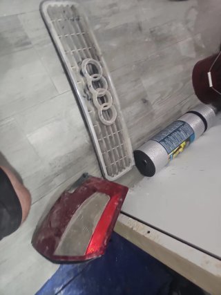 Parrilla Audi A4 1990 y Piloto