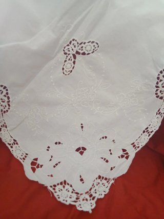 Tovaglia in cotone bianco con ricami