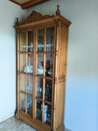 Vitrina de madera y cristal