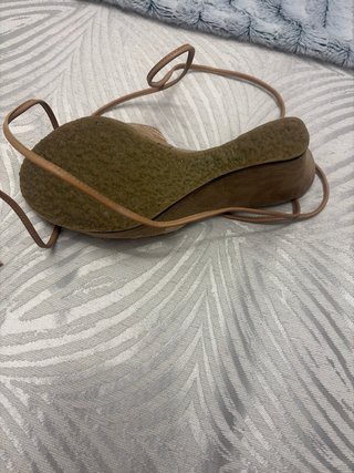 Sandalias beige con tiras