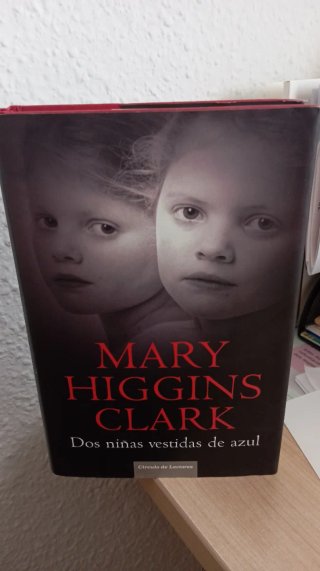 Dos niñas vestidas de azul - Mary Higgins Clark