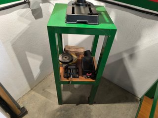 Taladro Vertical sobre mesa con estante
