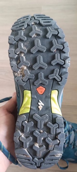 Zapatillas de montaña Decathlon impermeables.MH100