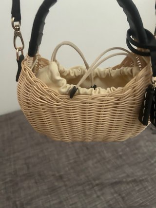 Bolso Guess tejido beige y negro