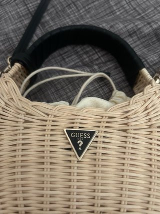Bolso Guess tejido beige y negro