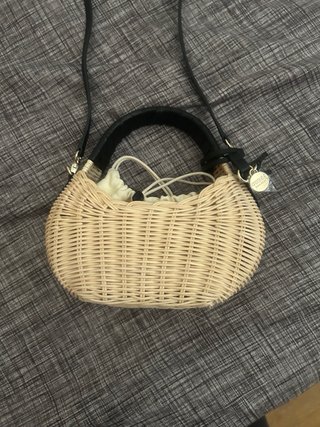 Bolso Guess tejido beige y negro