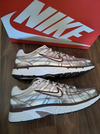 Nike P-6000 Metallic Silver/Burgundy - Talla 43