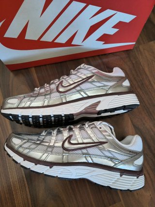 Nike P-6000 Metallic Silver/Burgundy - Talla 43