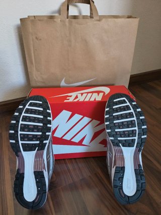 Nike P-6000 Metallic Silver/Burgundy - Talla 43