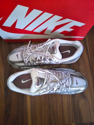 Nike P-6000 Metallic Silver/Burgundy - Talla 43
