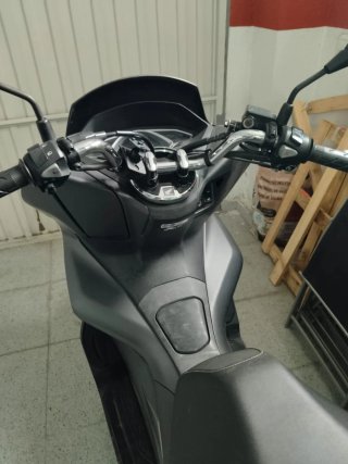 Honda PCX 2019 con baúl Shad de 33 litros.