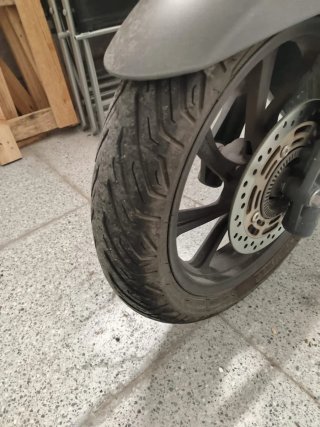 Honda PCX 2019 con baúl Shad de 33 litros.