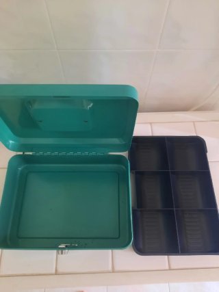 Caja metálica verde con 2 llaves