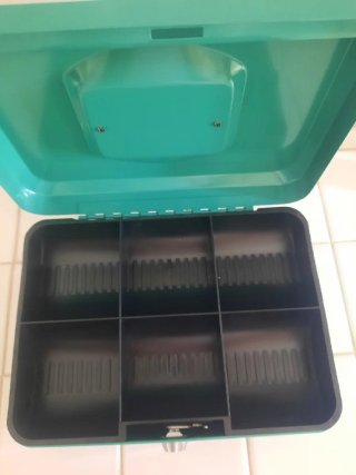 Caja metálica verde con 2 llaves