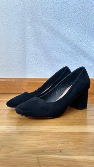 Zapatos de tacón de terciopelo negro.