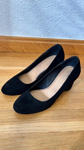 Zapatos de tacón de terciopelo negro.
