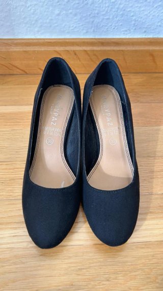 Zapatos de tacón de terciopelo negro.