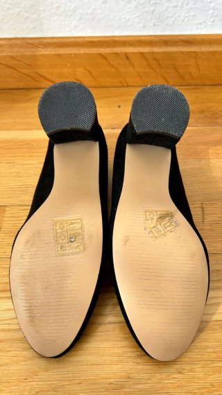 Zapatos de tacón de terciopelo negro.