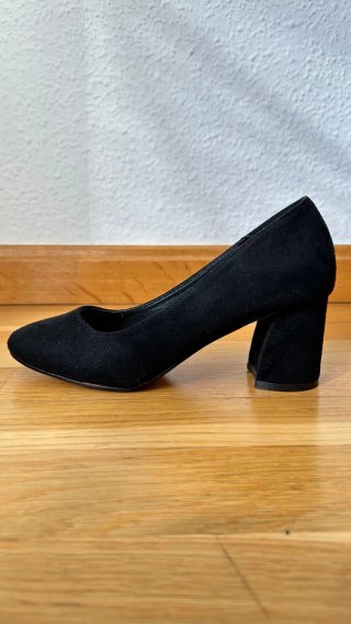 Zapatos de tacón de terciopelo negro.