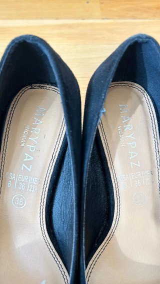 Zapatos de tacón de terciopelo negro.