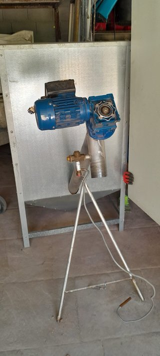 Tolva con sin fin y motor para pelet orujo etc