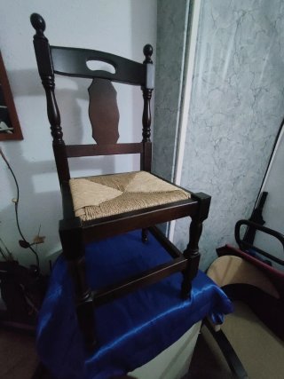 Sillas de madera y yute