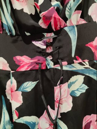 Mono floral negro y rosa